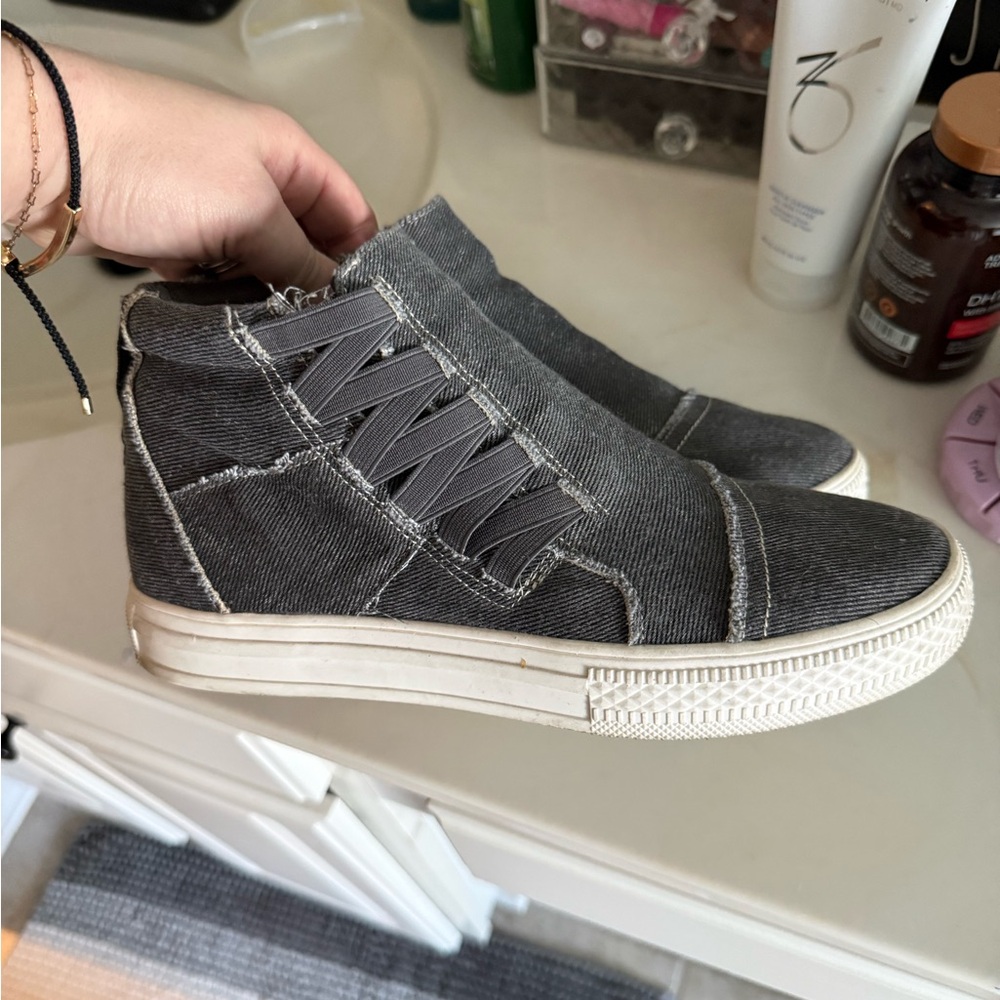 Stylish Gray High-Top Women’s Sneakers Size 8
